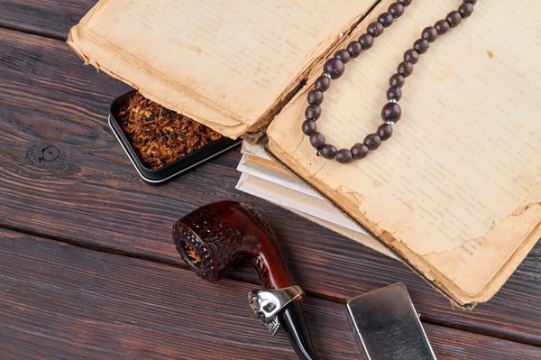 Comment choisir des accessoires en métal doré pour une tenue de soirée glamour?